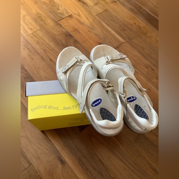 Like New Dr. Scholls Sandals Sport with Gel Heel Comfort with padded back straps - Picture 3 of 3